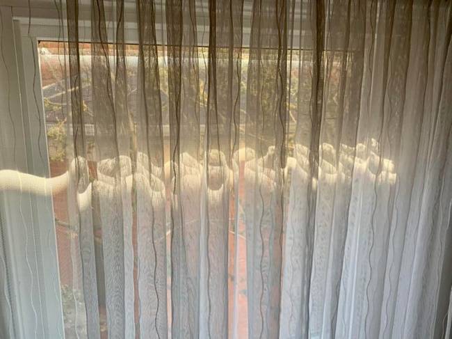 „A függönyön tükröződő vékony napsugár olyan, mint egy látványos graffiti."
