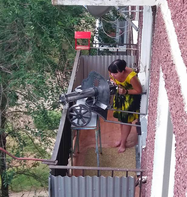 A Szaúd-Arábiai rendőrség virágot osztogatott a női sofőröknek, miután az országban hivatalosan is engedélyezték a nőknek, hogy autót vezethessenek.