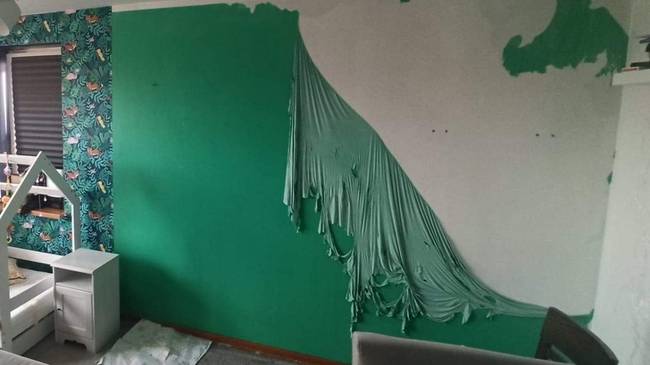 „A nevelőfaterom ma megpróbálta kifesteni a nappalit."