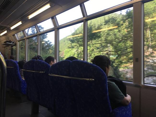 Japánban a vonatok ülései elforgathatók, hogy utazás közben élvezhessük a kilátást.