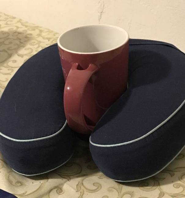 A nyakpárna pohártartóként is használható.