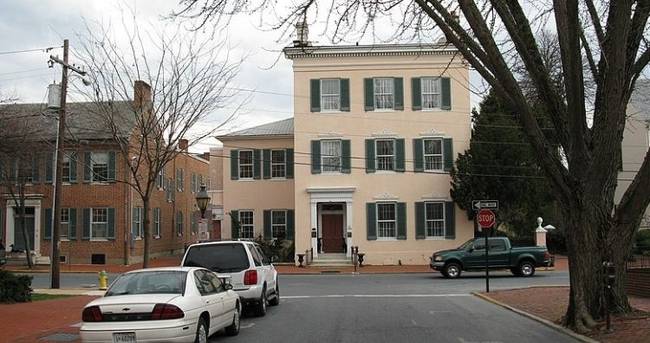 Egy híres szemész, Dr. John Tyler nagyon nem örült annak, hogy a Maryland-i Fredrickben 1814-ben elkezdték meghosszabbítani a város egyik utcáját a tulajdonában lévő földön. A férfi ezért egy teljes értékű családi házat húzott fel az útépítés akadályozása végett, mivel a helyi törvények szerint nem lehet engedély nélkül lebontani valakinek a házát csak azért, hogy utat építsenek helyette. A férfi egyébként soha egy percet sem lakott a házban.