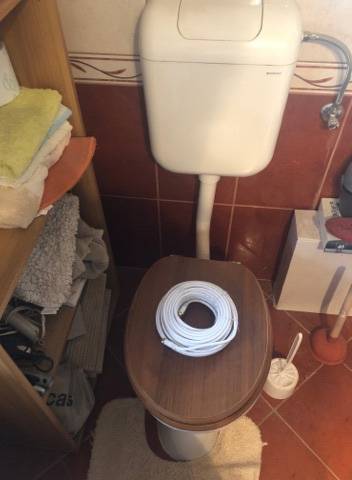 nagy kábel a wc-ben