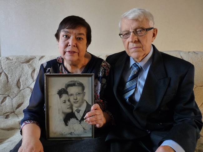 „Mennyire gyorsan képes elrepülni 55 év! A kezemben lévő rajzot a féjem készítette az esküvői fotónkról. A rajz 1964-ben készült, a fotó pedig 2019. novemberében."