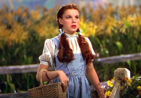 15 éves korában az „Óz, a csodák csodája” című film forgatás közben Judy Garland-et fogyókúrás tabletták szedésére kötelezték a rendezők. Amikor befejeződött a forgatás, Garland a tabletták rabja volt.
