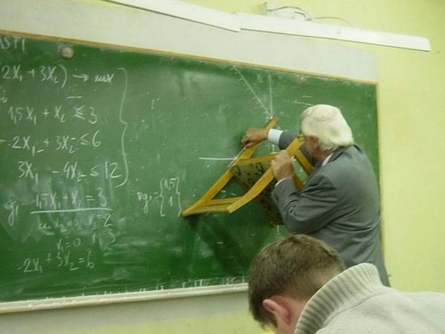 Csak azért, mert az iskolának nincs pénze vonalzóra, az még nem akadályozhat meg egy igazán kreatív tanárt a munkájában.