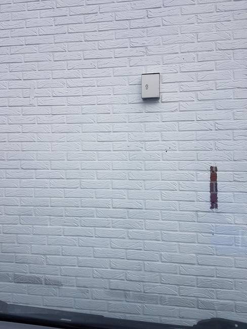 Az egész falat lefestették, egyetlen folt kivételével.