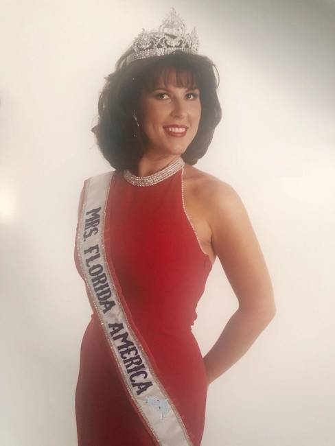 „Anya, miután megnyerte az 1990-es Mrs. Florida versenyt egy szupermarketben vásárolt ruhában.”