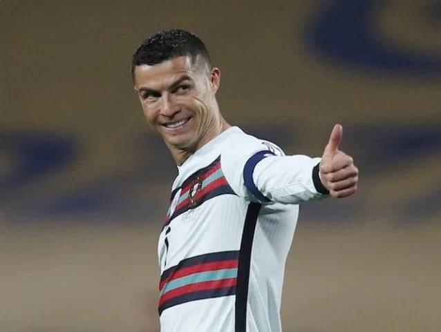 Amikor Cristiano Ronaldót felkérték, hogy árverezze el a cipőit, hogy így gyűjtsenek pénzt egy 11 éves beteg fiú műtétjére, Ronaldo inkább kifizette a műtét díját és személyesen adta oda a beteg fiúnak a cipőjét.