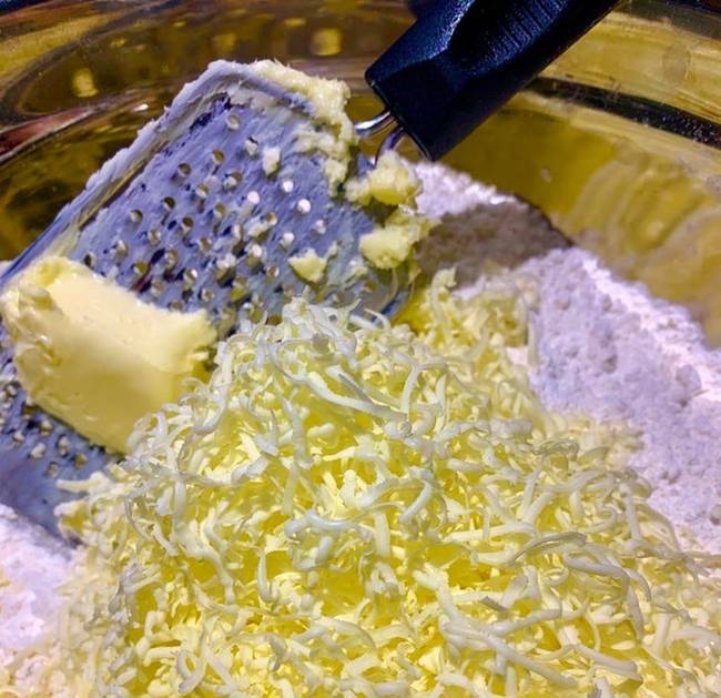 Gyors és egyszerű módja ez annak, hogy megfelelő mennyiségű vajat adjunk az ételhez.