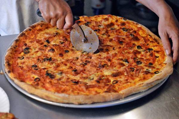 Két 30 centis pizza több pizzát tartalmaz, mint egy 45 centis pizza.
