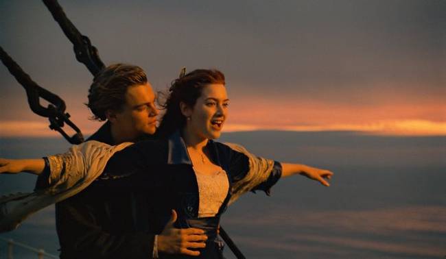 A Titanic című film pontosan 2 óra 40 percig tart (leszámítva a jelenkori jeleneteket és a stáblistát), ami azért is érdekes, mert pontosan ennyi ideig tartott, míg a Titanic teljesen elsüllyedt 1912-ben. Még arra is ügyeltek, hogy a jégheggyel való ütközést pontosan 37 másodpercig tartson – ahogy történt az a valóságban is.