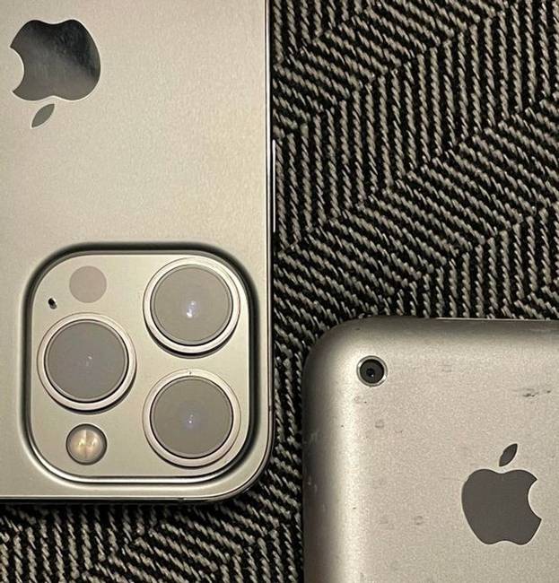 Az IPhone 13 Pro kamerája az első iPhone kamerájához képest.