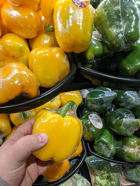Egyenként csomagolt kaliforniai paprika egy élelmiszerboltban.