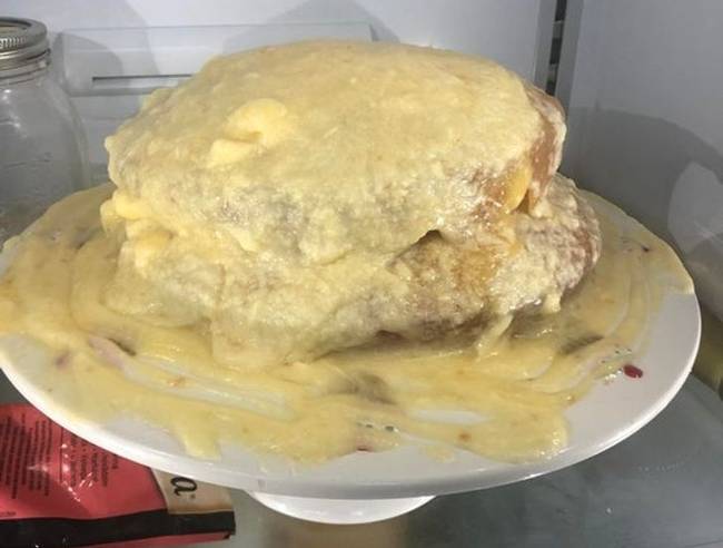 „Születésnapi tortát készítettem a férjemnek. Nyilvánvalóan a vajkrém túl folyékony lett."