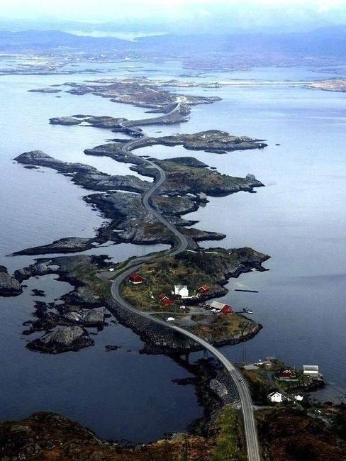 Atlanti-út az óceán fölött Norvégiában.