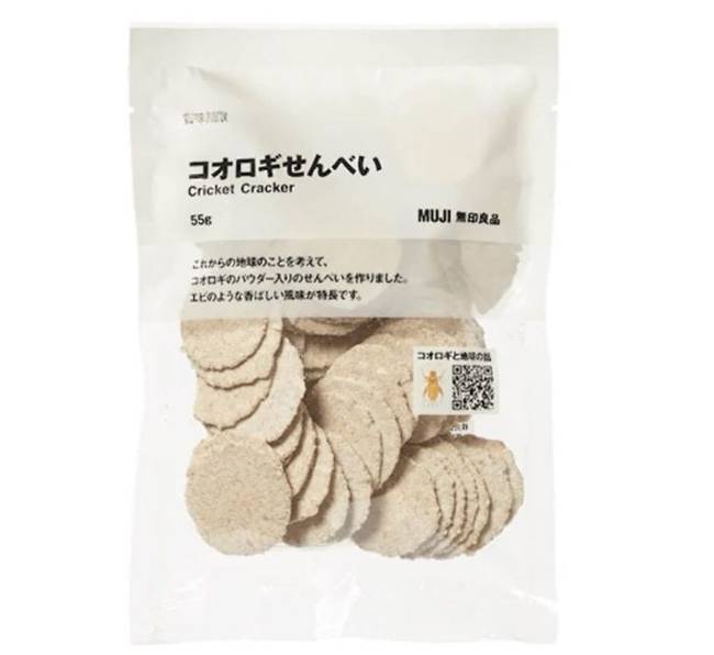 Új, tücsöklisztből készült japán rizskeksz.