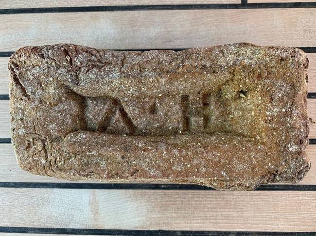 Ez itt valószínűleg egy ősi görög tégla, amit a törökországi Göcek partjainál mosott partra a víz. A rajta lévő betűk valószínűleg a tulajdonosának a monogramja.