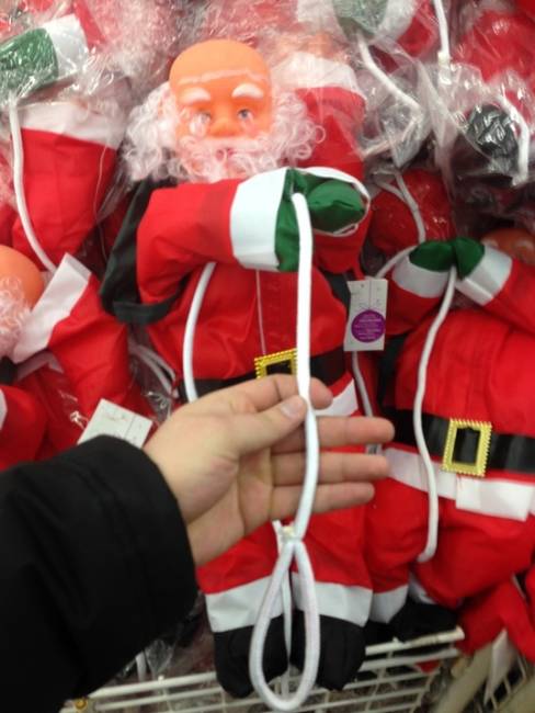 Idén a mikulás hóhérkötéllel érkezik. Merry Christmas!