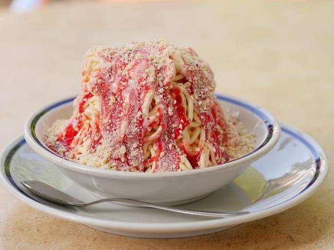 Spagetti, paradicsomszósz, és reszelt sajt kinézetű fagylalt.