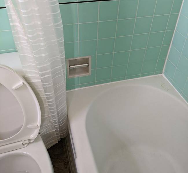 „Az új lakásom WC-papír tartója a zuhanyfüggöny túloldalán van."