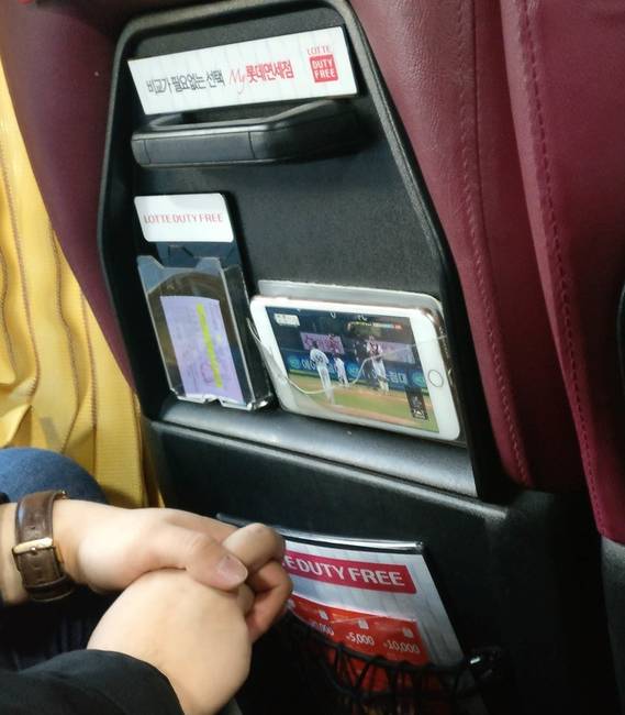 A szöuli buszok átlátszó zsebekkel vannak felszerelve, hogy tudjunk filmet vagy videót nézni a telefonunkon utazás közben.