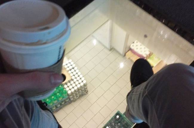 A koppenhágai Starbucksban átlátszó a padló, és láthatjuk, hogy mi történik közben az alatta lévő boltban.