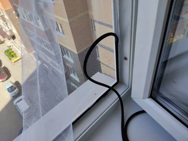 Megtanultam, hogyan kell a szúnyoghálót (keret nélkülit) bármilyen műanyag ablakra felfeszíteni. Csavarok és ragasztó nélkül.