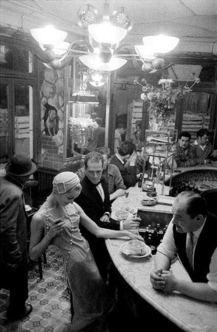 Egy pár egy párizsi étterem, 1957-ben.