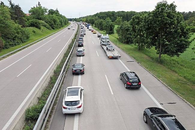 Ha forgalmi dugó keletkezik az autópályán, akkor a sofőrök az út szélére húzódnak, hogy a speciális járművek, például mentők és rendőrautók biztonságosan és gyorsan a sor elejére érjenek.