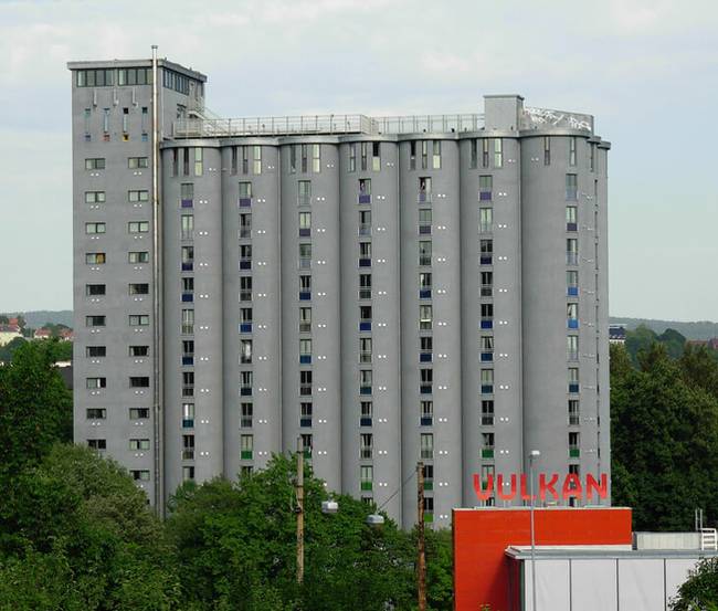 Diákszállóvá alakított magtározó.