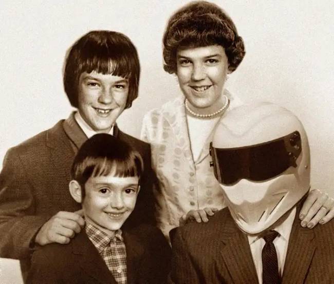 Az egyik Top Gear epizódban "megmutatták" Stig családját. Nem bírtam ki, hogy ne tegyem be ezt a képet. De rögtön szólok is: ez nem egy valódi fotó.