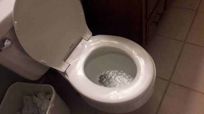 Az amerikai vécétartályokban annyi víz van, hogy minden lehúzásnál olyan érzésünk lehet, mintha ki akarna áradni a WC.
