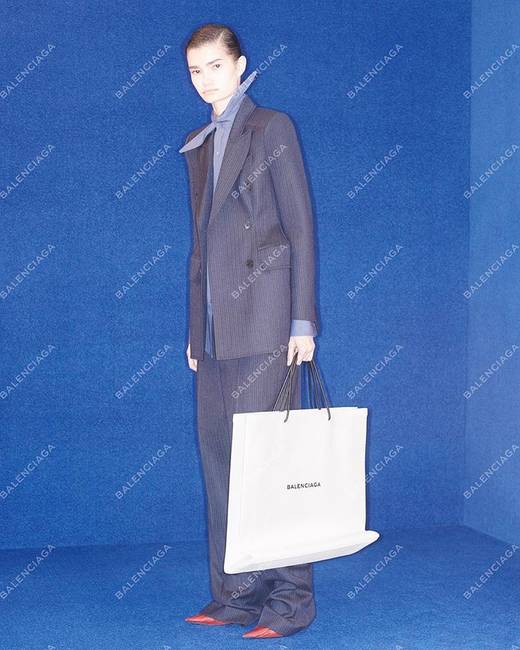 Balenciaga papírszatyor - 300 ezer forint.