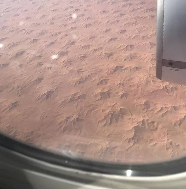A Szahara sivatag egy repülőgép ablakából nézve.