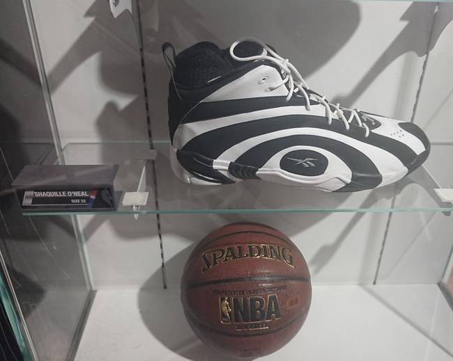 A kosárlabda legenda Shaquille O'Neal 52-es méretű cipője, egy normál méretű kosárlabdához képest.