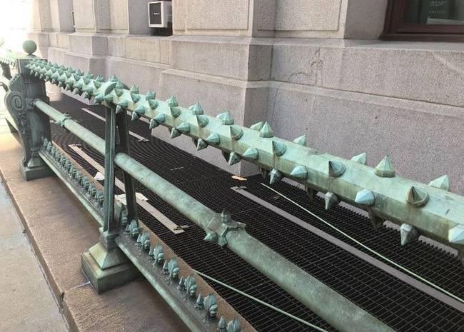 A Pennsylvania állambeli Philadelphia városháza melletti kerítés úgy néz ki, mint egy középkori kínzógép.