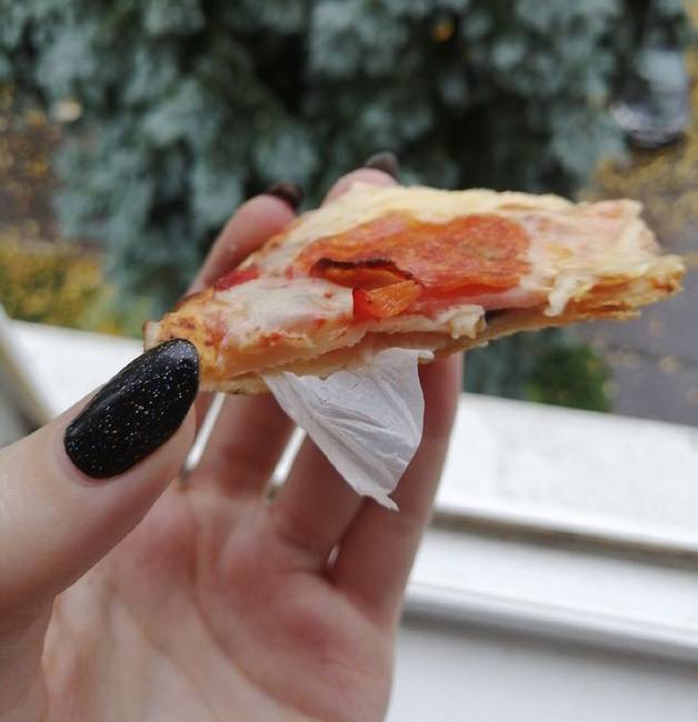 „Pizzát rendeltem az egyik népszerű gyorsétteremből, de egy sütőpapír volt a belsejében. Amikor megosztottam a képet a csoportjukban, törölték a bejegyzésemet."