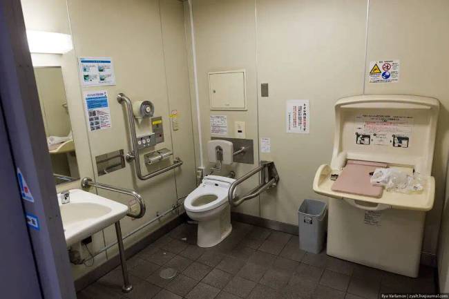Japán nyilvános mosdó 028