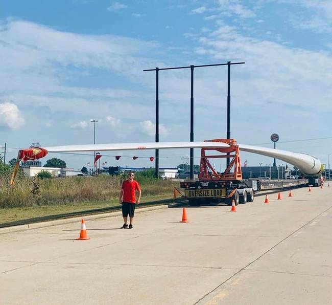 „Soha nem gondoltam volna, hogy ilyen hatalmasok a szélerőművek lapátjai."}