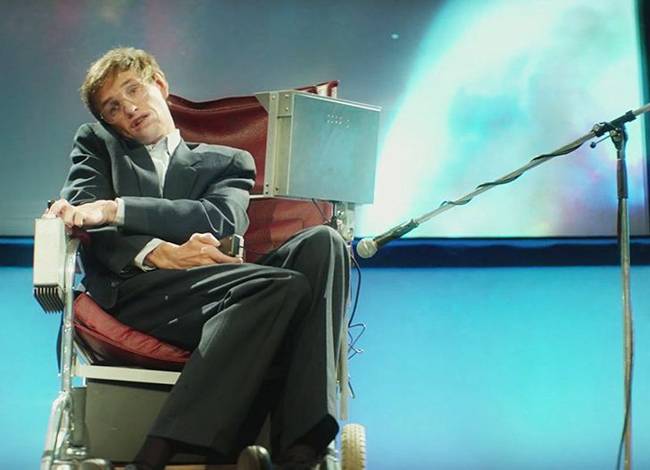 A "Stephen Hawking univerzuma" című filmre készülve Eddie Redmayne 7 kg-ot fogyott és 4 hónapig tükör előtt gyakorolva irányította a testét, hogy megtanuljon úgy mozogni, mint egy motoros idegrendszeri betegségben szenvedő ember. A színész annyi időt töltött görnyedve a forgatáson, hogy végül gerincferdülést diagnosztizáltak nála.