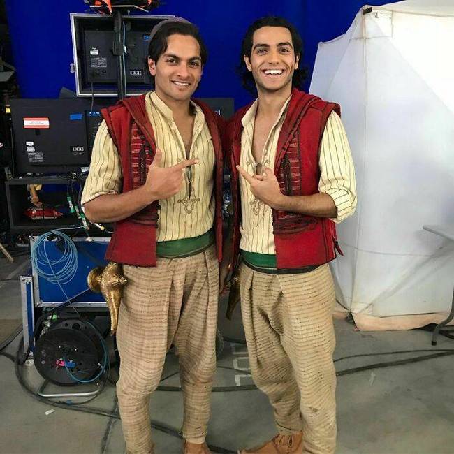Mena Massoud és dublőrje az Aladin című film forgatásán.