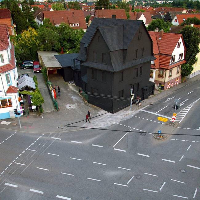 Titokzatos fekete ház a németországi Stuttgartban.