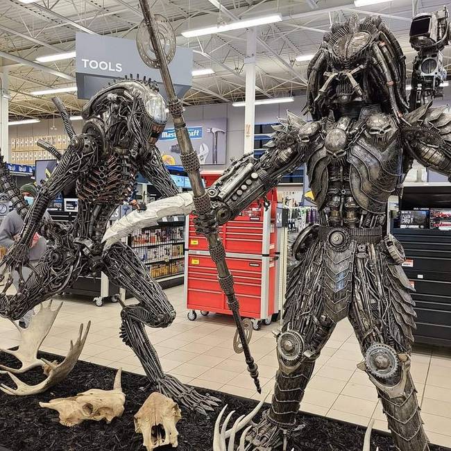 „A helyi műszaki boltban ilyen hatalmas Alien és Predator figurák vannak."