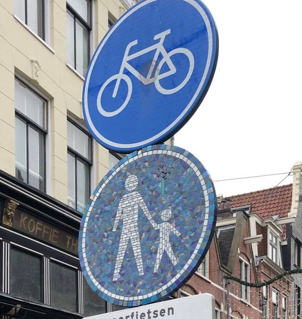 Amszterdamban mozaik útjelző táblákkal is találkozhatunk.