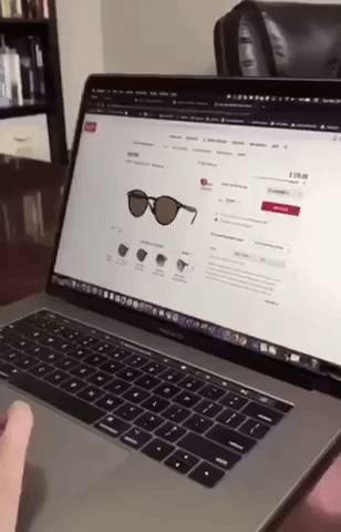 Ebben az online áruházban a virtuális valóságnak köszönhetően a vásárlók rögtön fel is próbálhatják a megvásárolni kívánt napszemüvegeket.