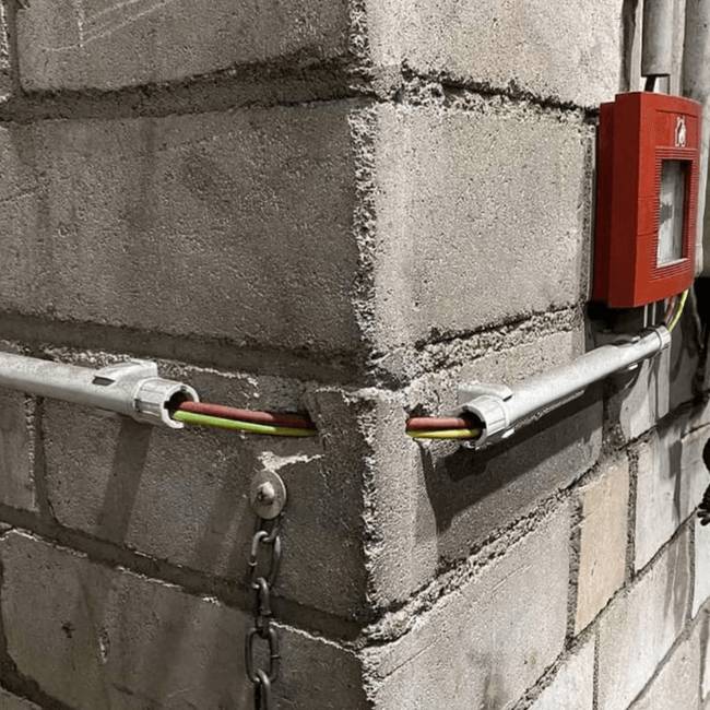 Útban volt a fal.