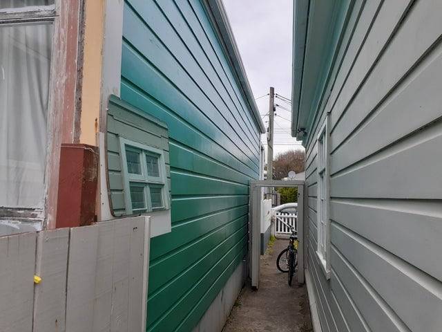 „A szomszédom tükröt tett az ablaka elé, hogy a napfény bejusson a szobába."