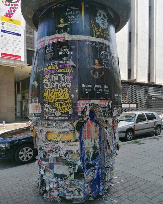 Valaki kíváncsi volt rá, hogy hány réteg plakát lehet már ezen a hirdetőoszlopon.