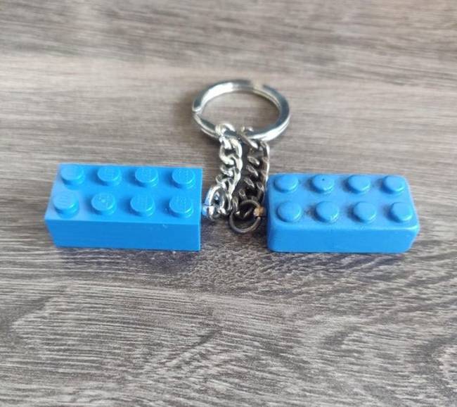LEGO kulcstartó kopása egy vadonatúj változathoz képest.